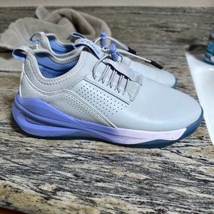 Clove nursing shoe size Women’s 6